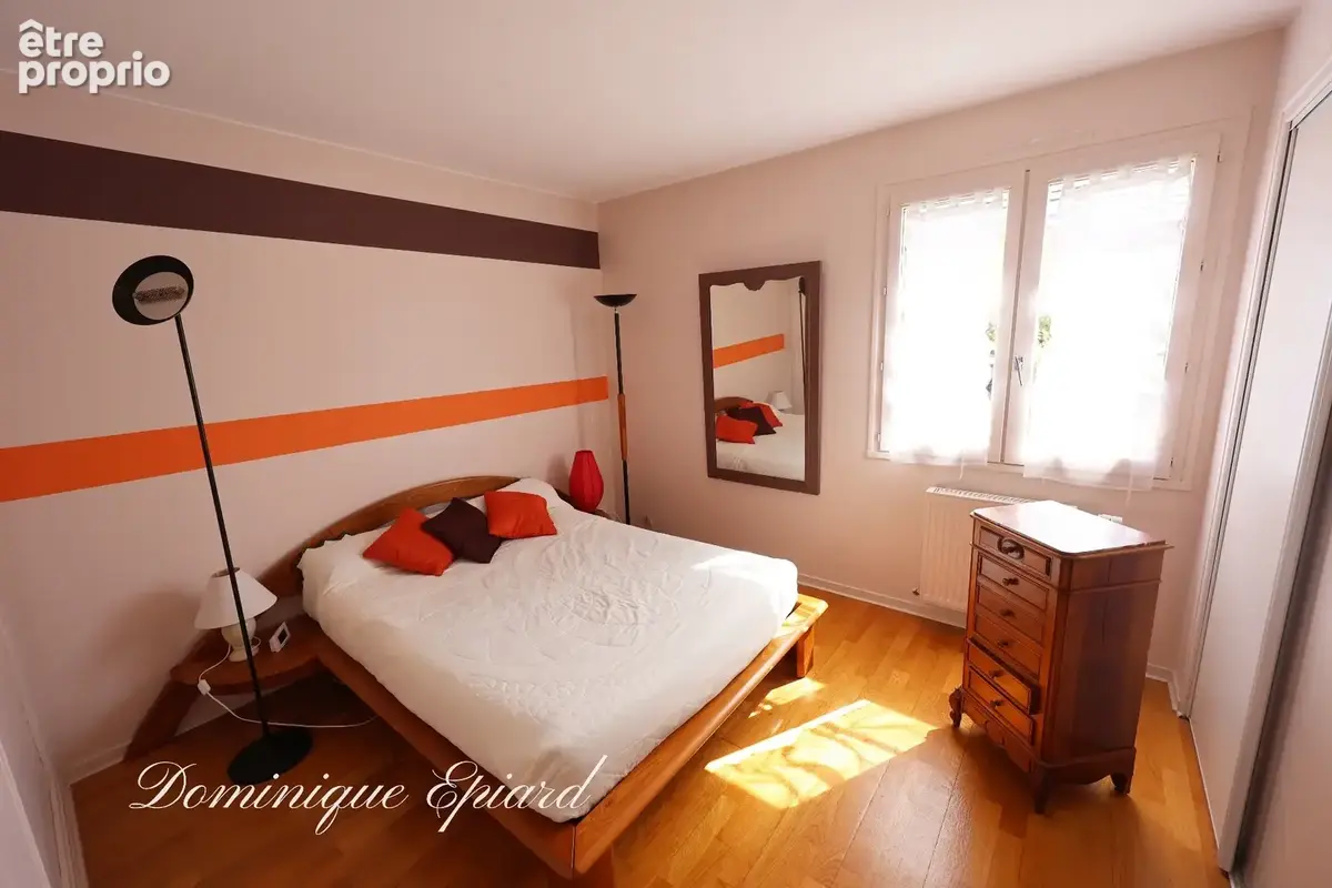 Maison de charme salon et véranda climatisée — demi plein-pied, DPE C — école et commerces à pied - photo 12