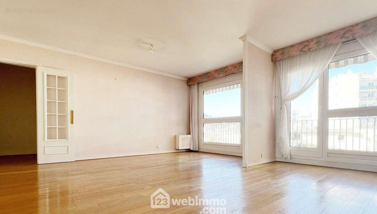Double séjour (possibilité 3ème chambre) orienté su/ouest donnant sur un balcon de 8,5m² - Appartement à FONTENAY-AUX-ROSES