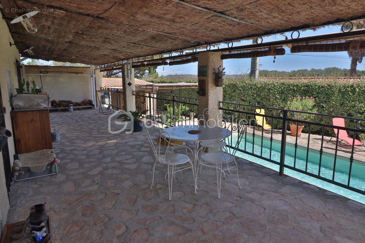 Maison plain-pied de 106m² sur 780m² de terrain avec 3 chambres, garage et piscine - photo 12