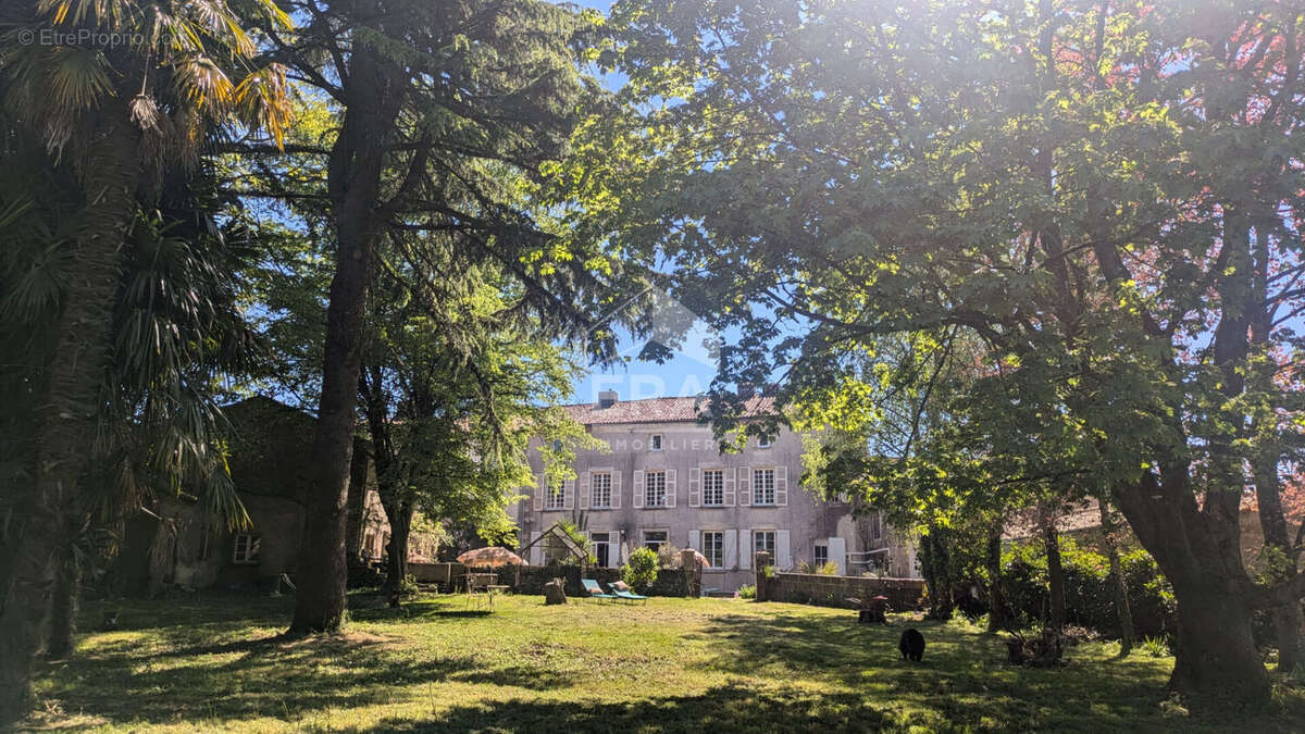 Demeure de caractère en pierre à 15 min de Niort. Dépendances & fort potentiel - photo 10