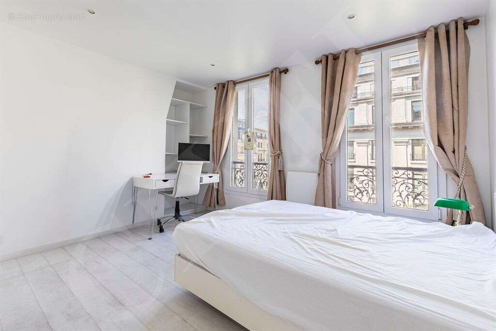 Dans un bel immeuble ancien, magnifique cinq-pièces entièrement rénové et climatisé, situé secteur - photo 7