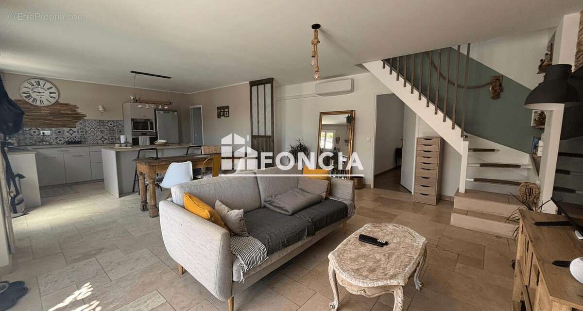 Exclusivité FONCIA, Mas de 138 m2 sur terrain de 700 m2 avec VUE sur les champs de lavande et GARAGE privatif - photo 6
