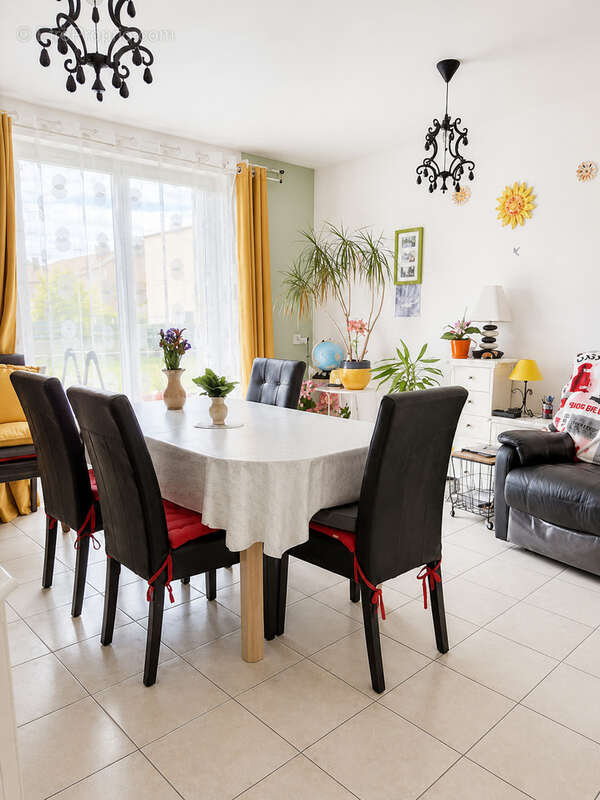 Appartement à VEAUCHE