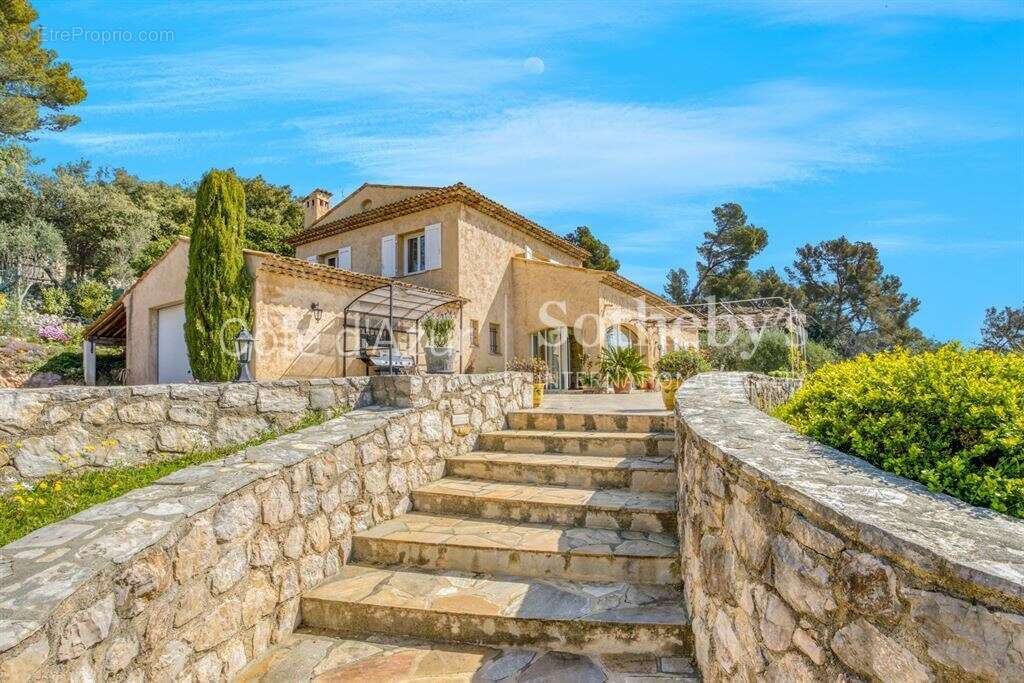 Châteauneuf-Grasse, bergerie de caractère du XIXe siècle au cœur de 3 hectares de nature préservée - photo 9