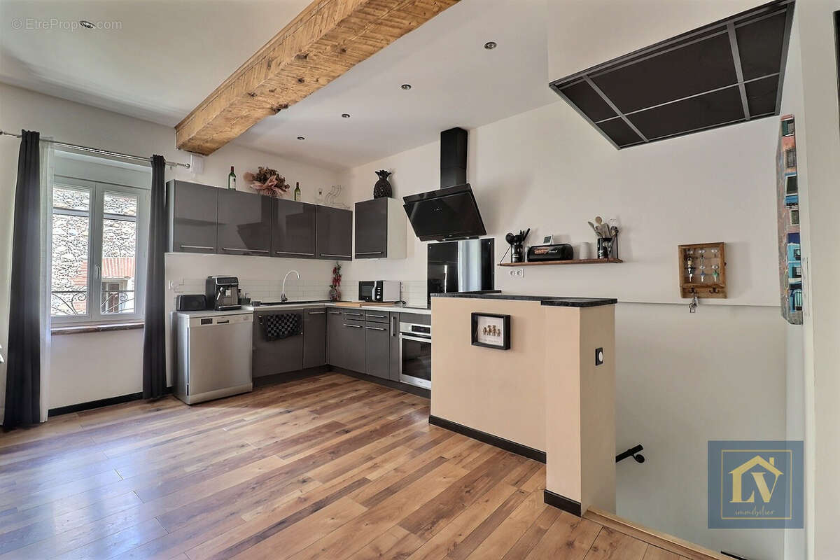 Maison de caractère entièrement rénovée avec garage et dépendance - photo 3