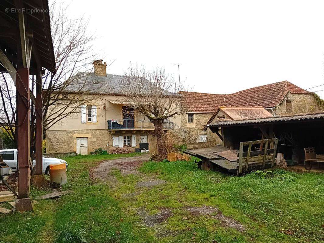Corps de ferme 280 m2 maison et granges - photo 9