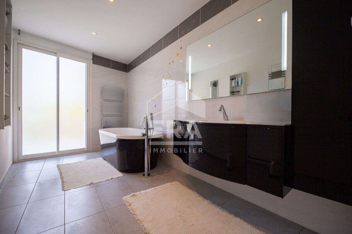 Maison à LA ROQUETTE-SUR-SIAGNE