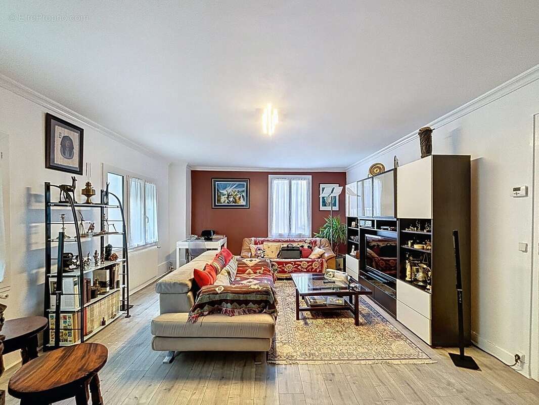 Séjour parqueté. - Appartement à CHATEAUFORT