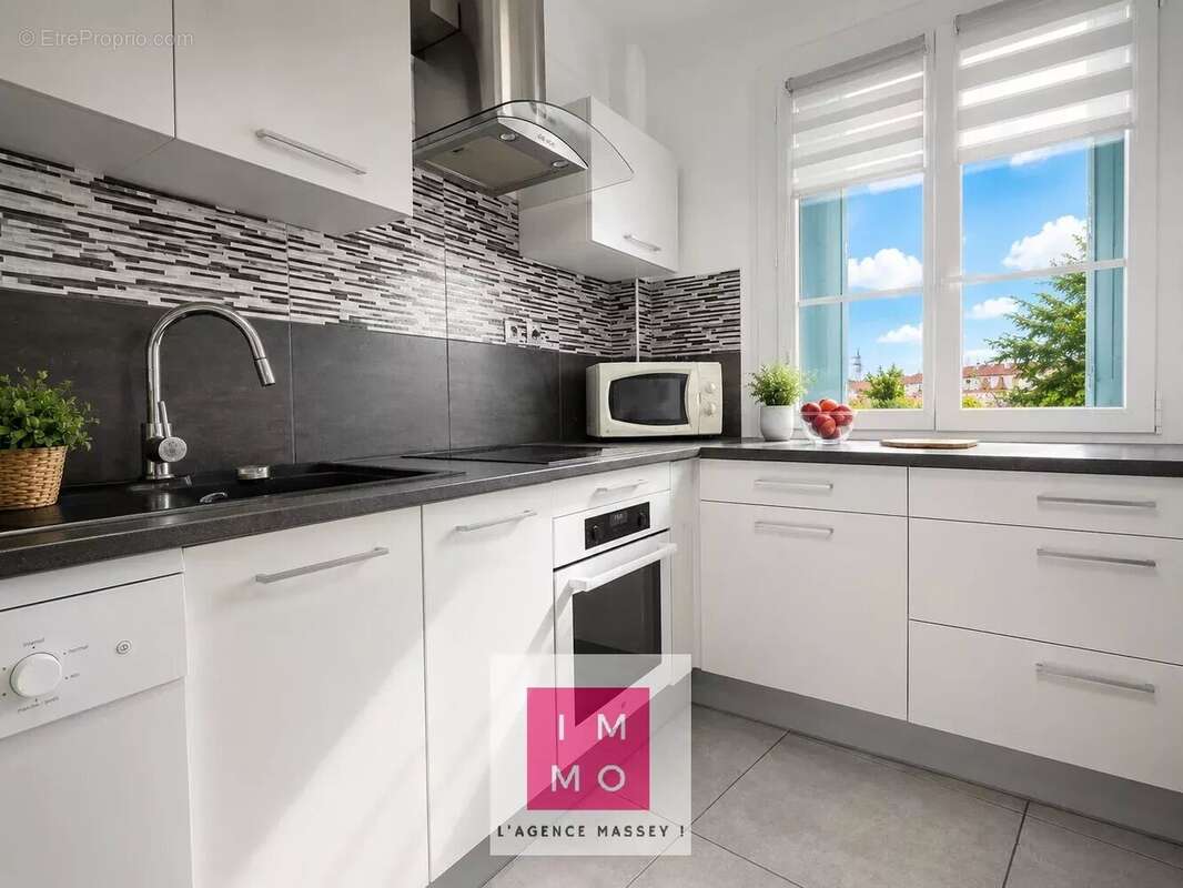 T3 lumineux de 56 m² – Balcon, grand garage, cave et parking – Secteur Jardin Massey - photo 11