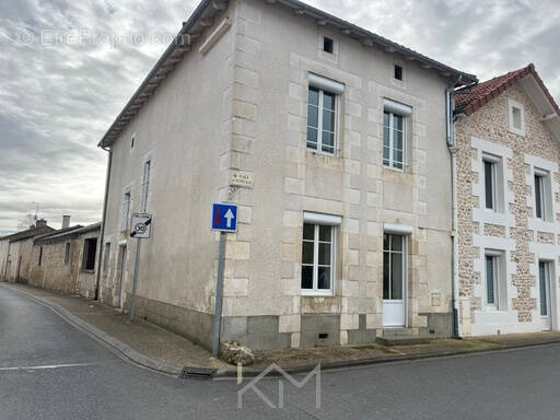 Maison à NIEUIL-L'ESPOIR