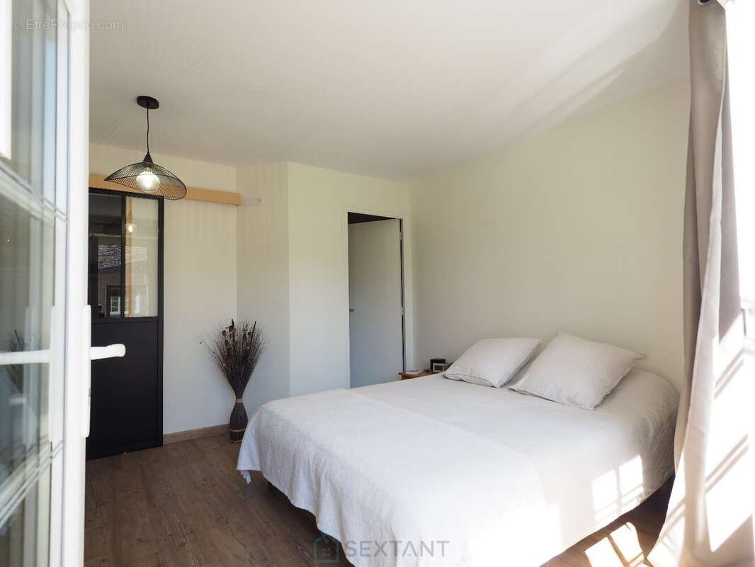 Un cadre atypique, une bâtisse en pierres récemment rénovée et équipée à neuf : Chambres d'hôtes, salle sports - fitness, espace - photo 18