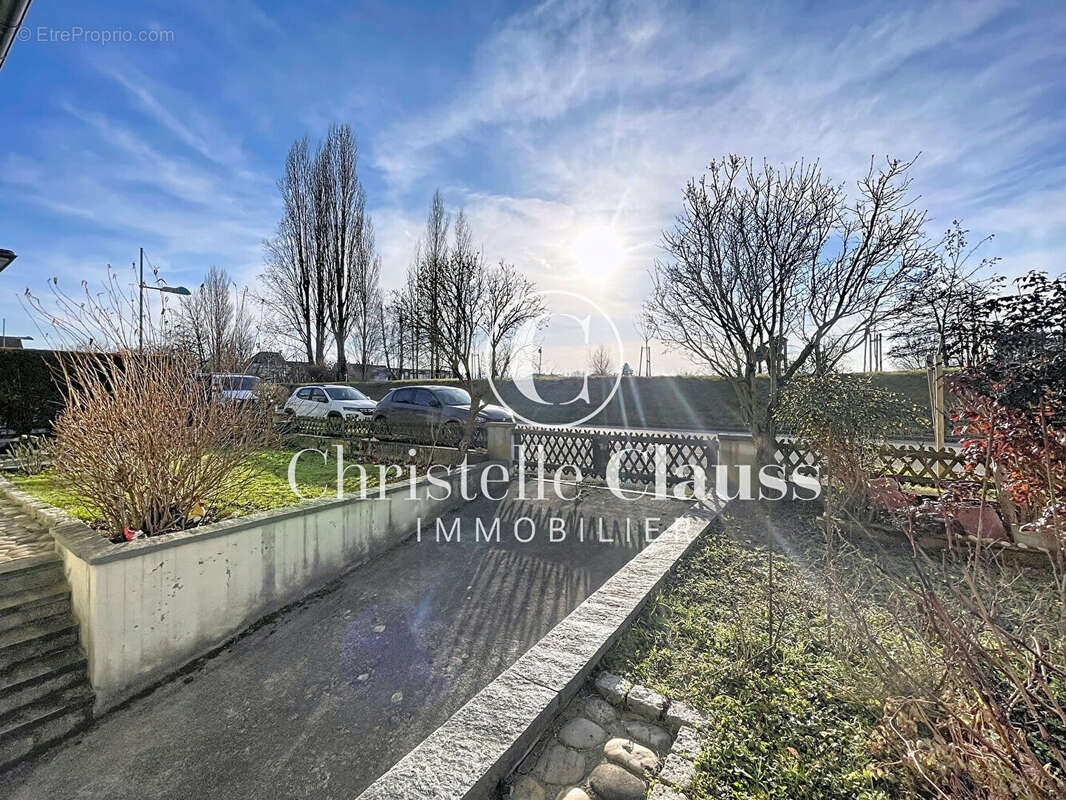 Maison à VILLAGE-NEUF