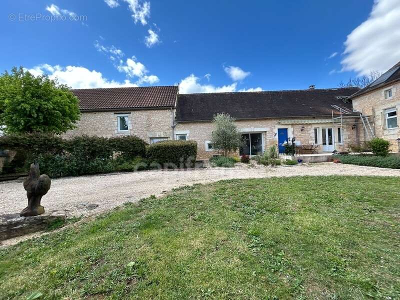 Dpt Dordogne (24), à vendre COULAURES maison P11 de 390 m² - Terrain de 4 828,00 m² - Plain pied - photo 2