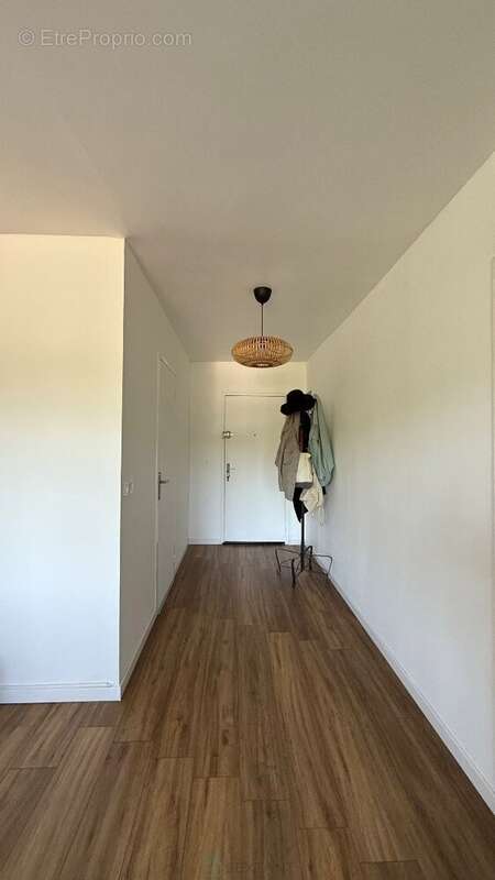 COUP DE CUR  Appartement 4 pièces entièrement rénové, lumineux, avec balcon et parking - photo 2