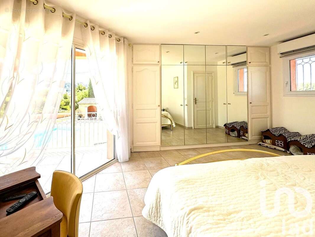 Photo 8 - Maison à ROQUEBRUNE-SUR-ARGENS