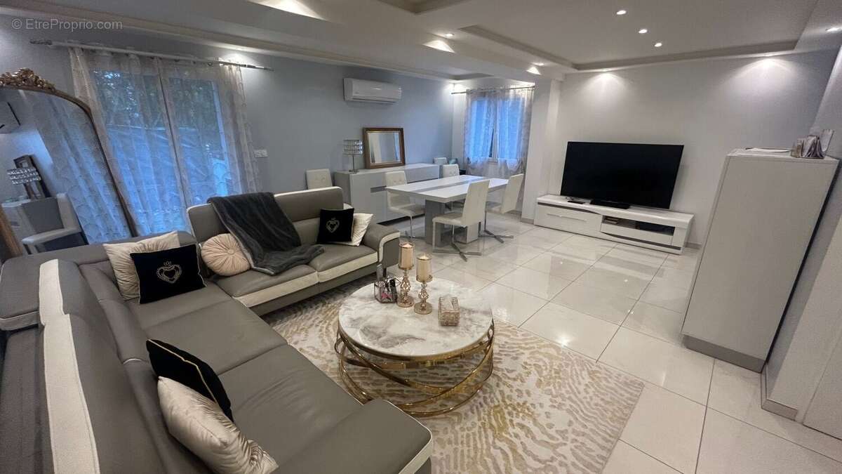 Maison a vendre a Vétraz Monthoux Salon Séjour - Maison à VETRAZ-MONTHOUX