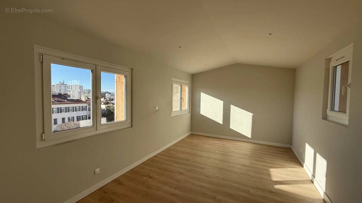 Appartement à MARSEILLE-1E