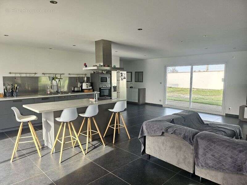 Maison à MONTROND-LES-BAINS