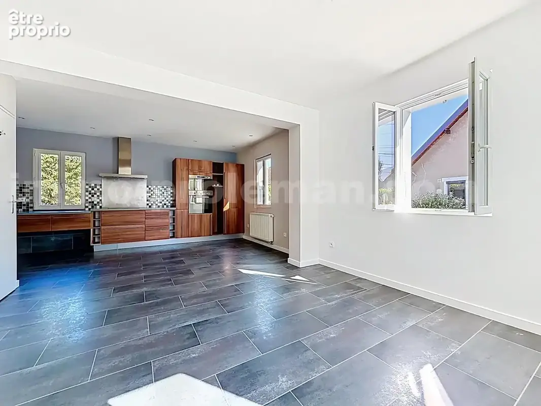 Appartement_T4_Gaillard_belle_superficie_prix_frontière_Suisse_direction_GENEVE_Tram_Ceva_vue_séjour_salon_cuisine_