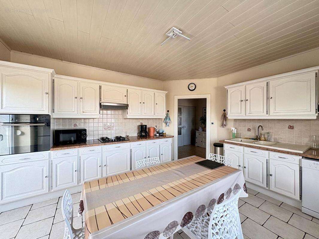 Maison 8 pieces sur terrain de 8 ares 299000 euros - photo 3