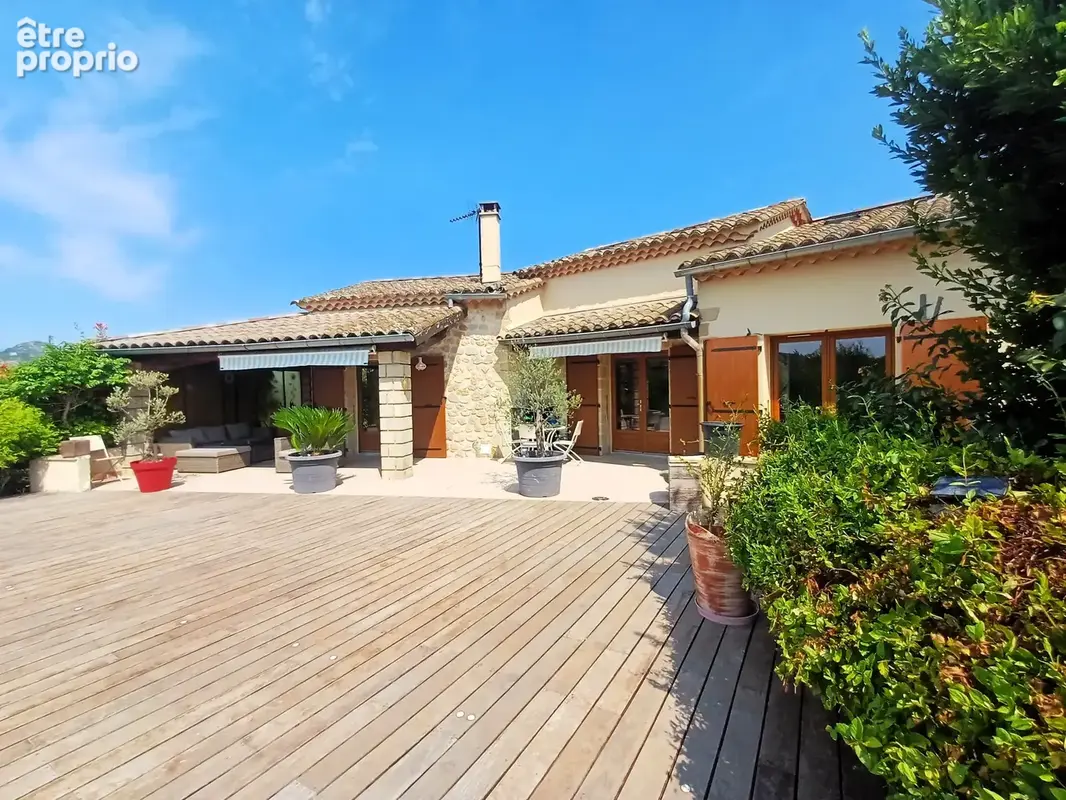 Propriété de 173 m2 avec maison 3 chambres et appartement T2 sur terrain de 1740 m2 avec piscine - photo 2