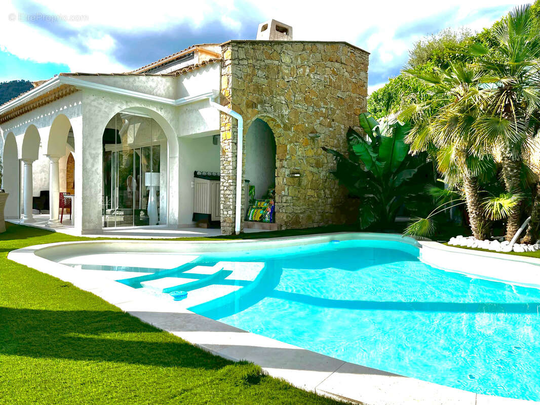 Limite mandelieu ville t4/t5 de 150m2 vue mer panoramique jardin entourant jacuzzi garage - photo 3