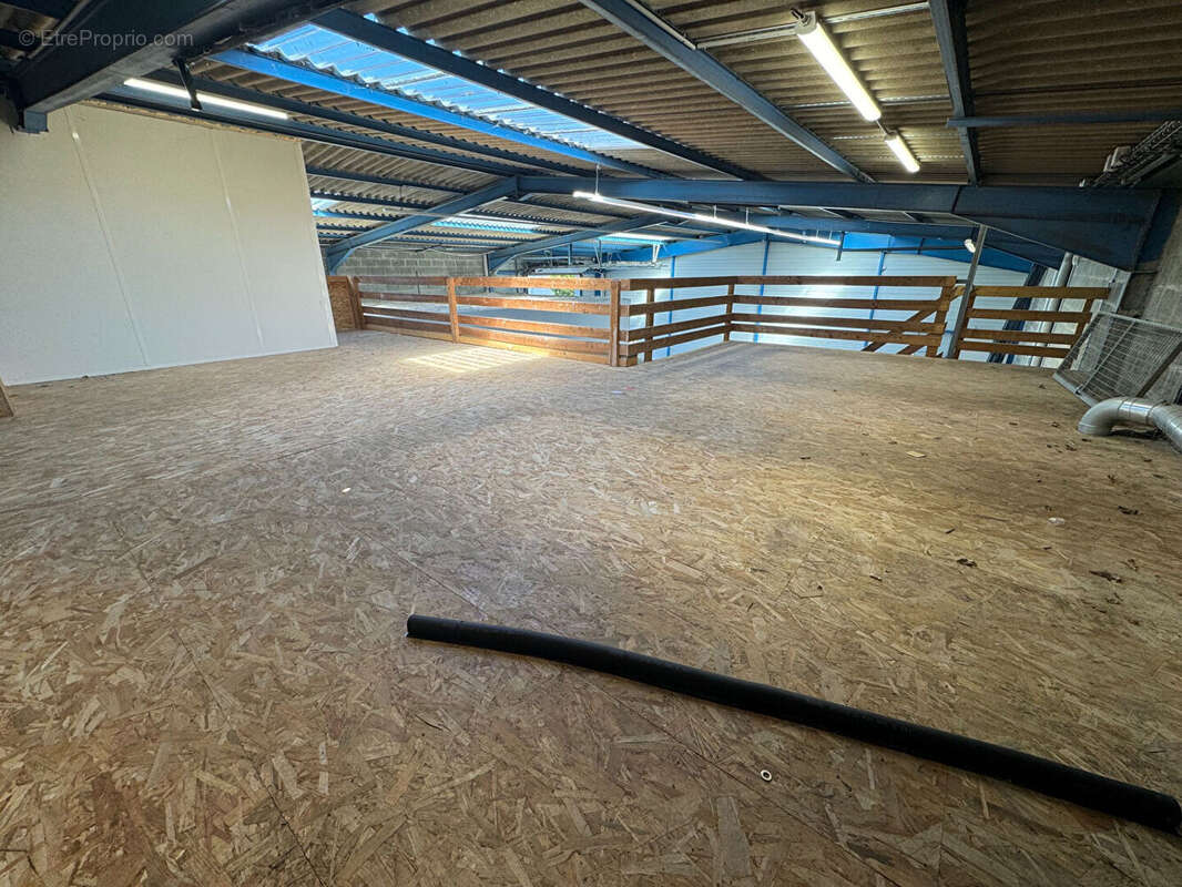 A VENDRE : Très beau Batiment d'activité 855 m2 (RDC 635 + étages 220) situé au NORD de NANTES - photo 8