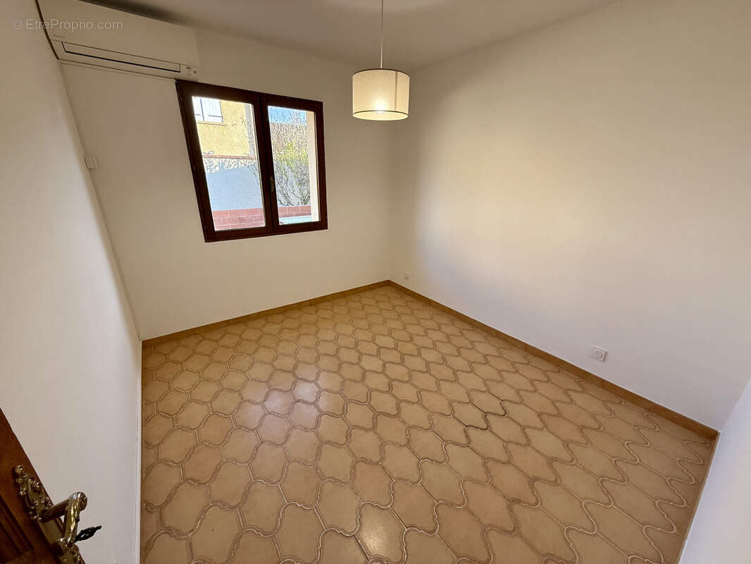 Maison à SAINT-LAURENT-DE-LA-SALANQUE