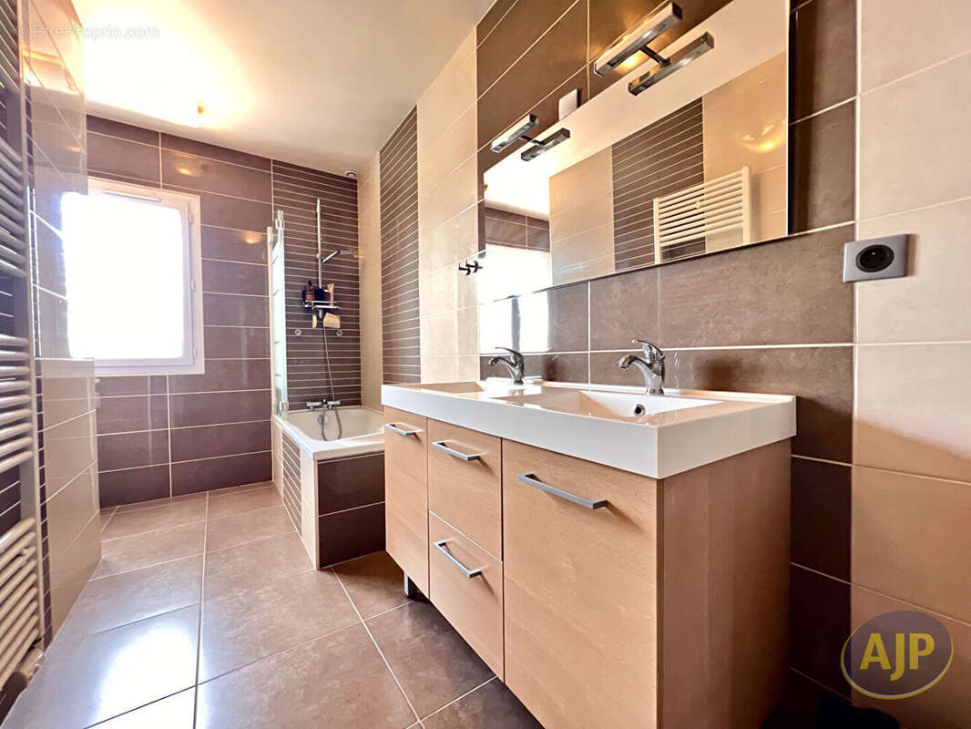 Maison à SAINT-MAGNE-DE-CASTILLON