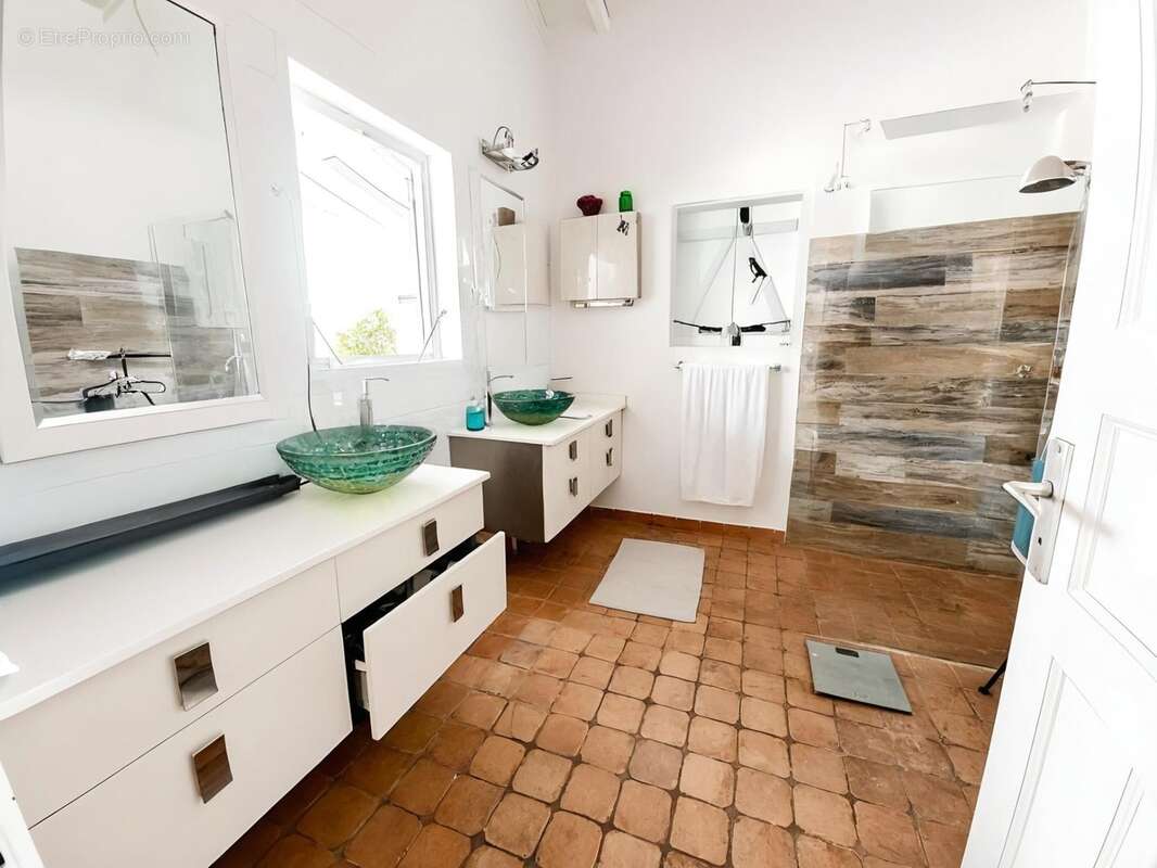 Villa d'exception de plain-pied 6 pièces, avec piscine, vue montagne – Le Gosier LE GOSIER (971) - photo 12