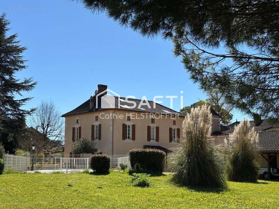 Maison 308 m² à Prayssac  - photo 2