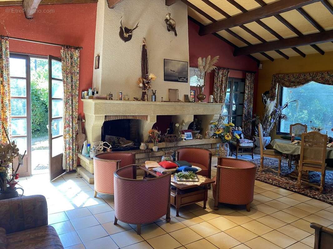 Maison 150 m² à Saint-Georges-Des-Gardes  - photo 4