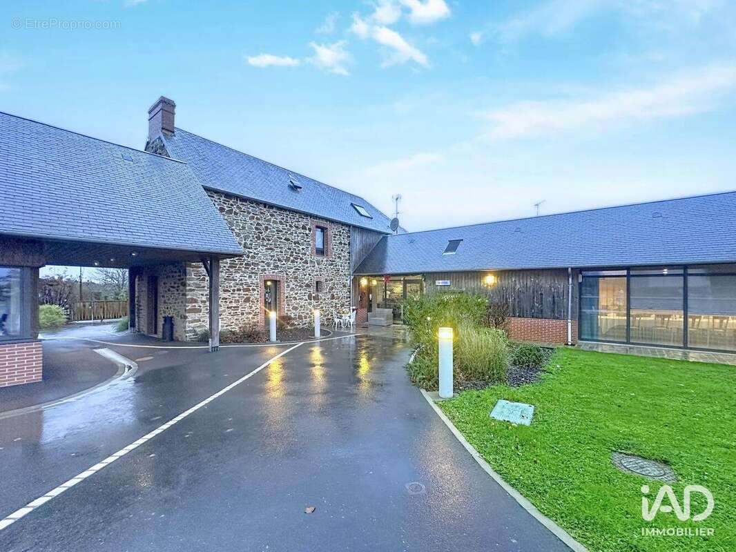 Photo 8 - Commerce à CARANTILLY