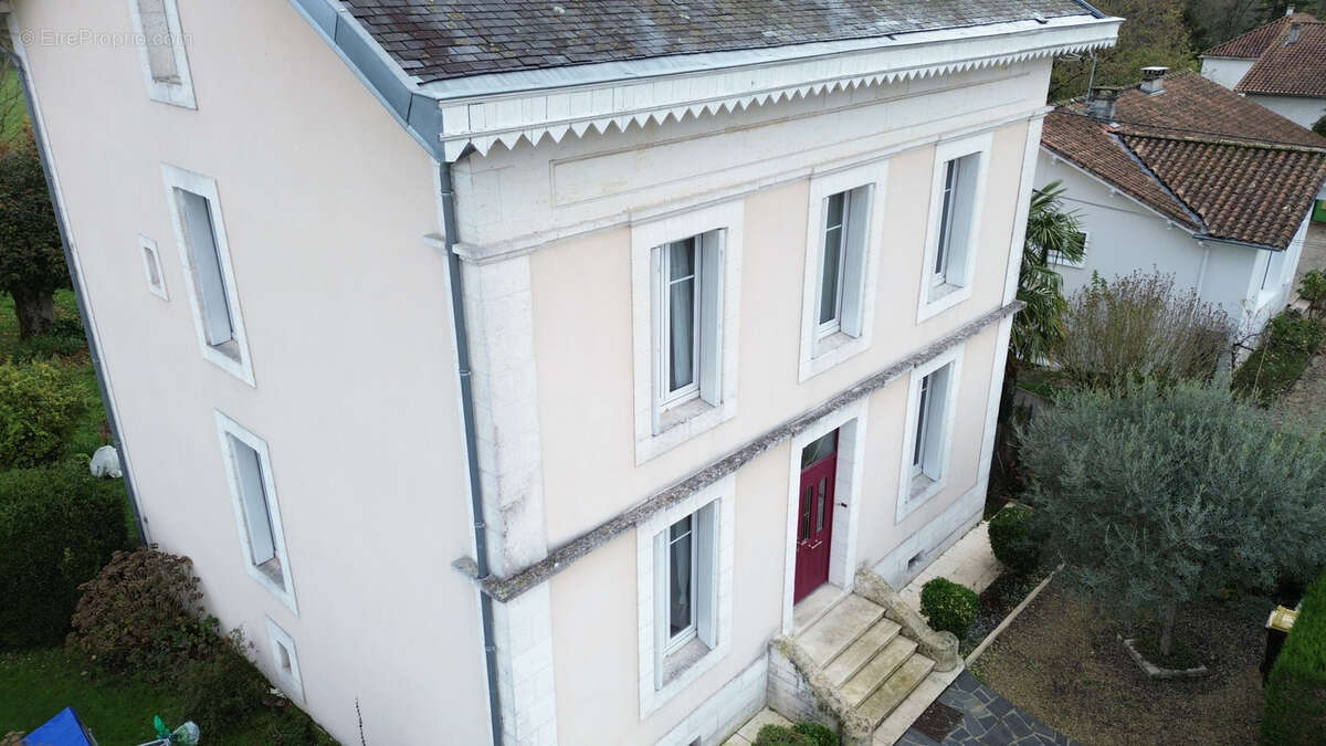 Maison à MONTMOREAU-SAINT-CYBARD