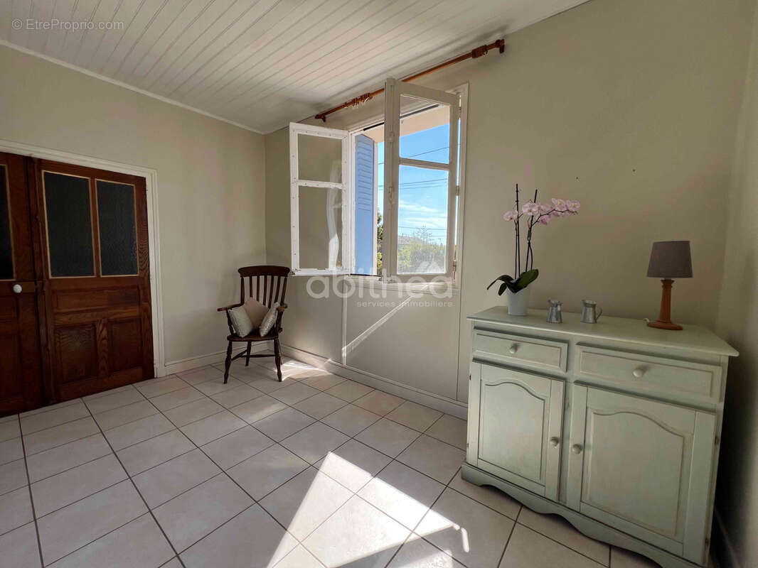 Unique house with outbuildings and large grounds   Chassiecq (16350) - photo 4