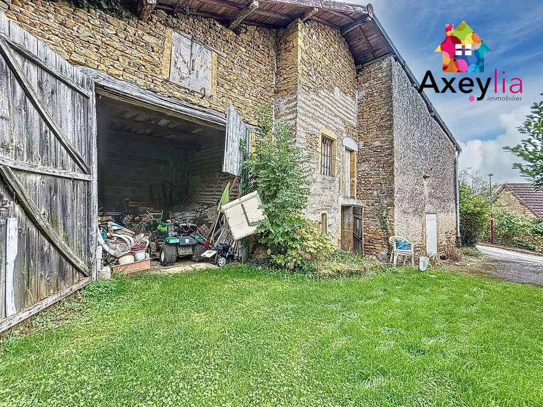 Maison à POUILLY-SOUS-CHARLIEU