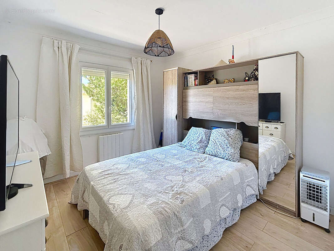PIOLENC - Maison plain pied, double garage, jardin 1200m² avec piscine - photo 10
