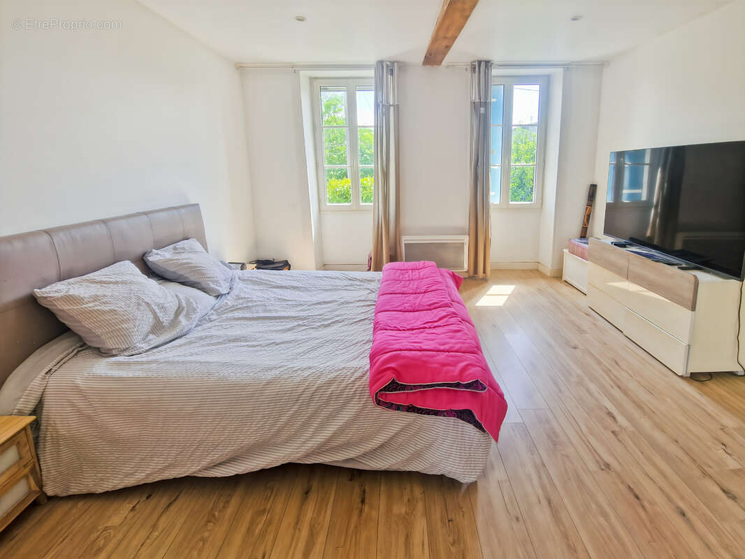 Maison à vendre 7 pièces proche de TONNAY BOUTONNE (17)- 198 m² habitables - jardin - piscine - garage - photo 5