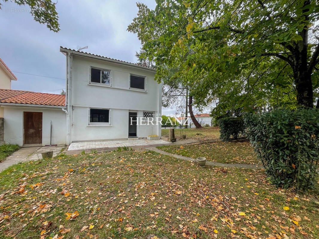 Maison à BASSENS