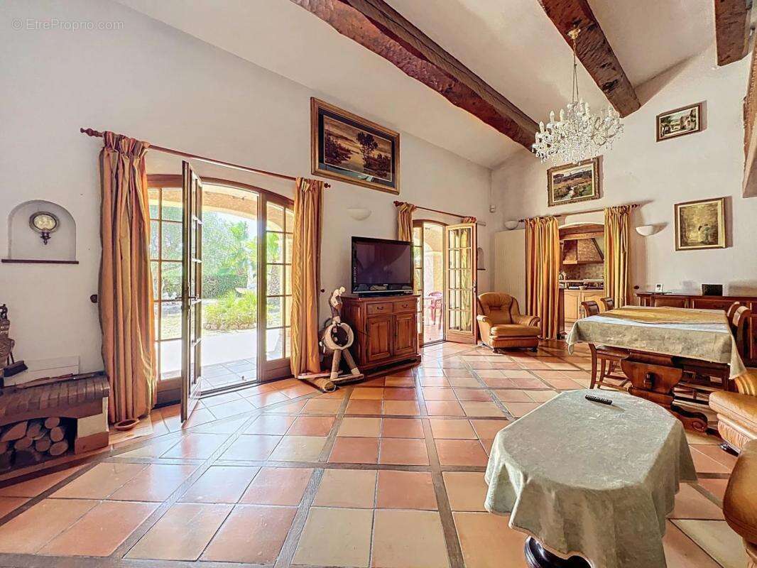 Maison à ROQUEBRUNE-SUR-ARGENS