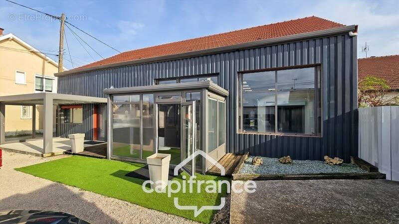 Commerce à OUROUX-SUR-SAONE