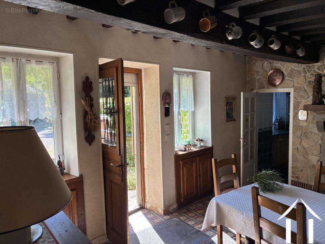 Maison à SAINT-LEGER-VAUBAN