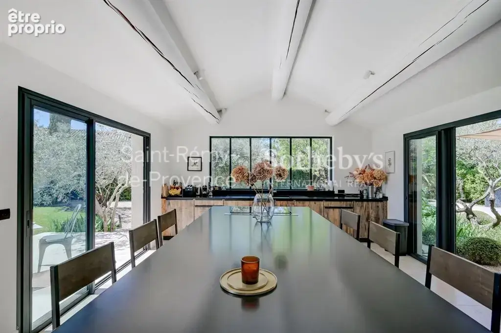 Exclusivité. Rare, Eygalières, belle maison rénovée en centre village avec jardin et piscine - photo 13