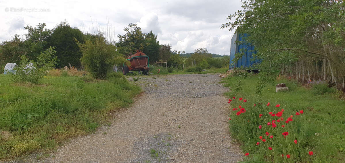 Terrain à AOUGNY