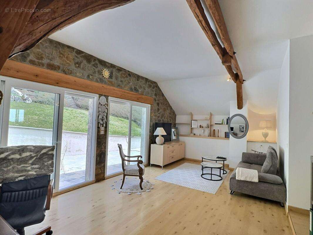 Proche Chambéry ! Propriété de charme, avec piscine et gîte, composée de deux maisons indépendantes sur 2800m2 de terrain - photo 10