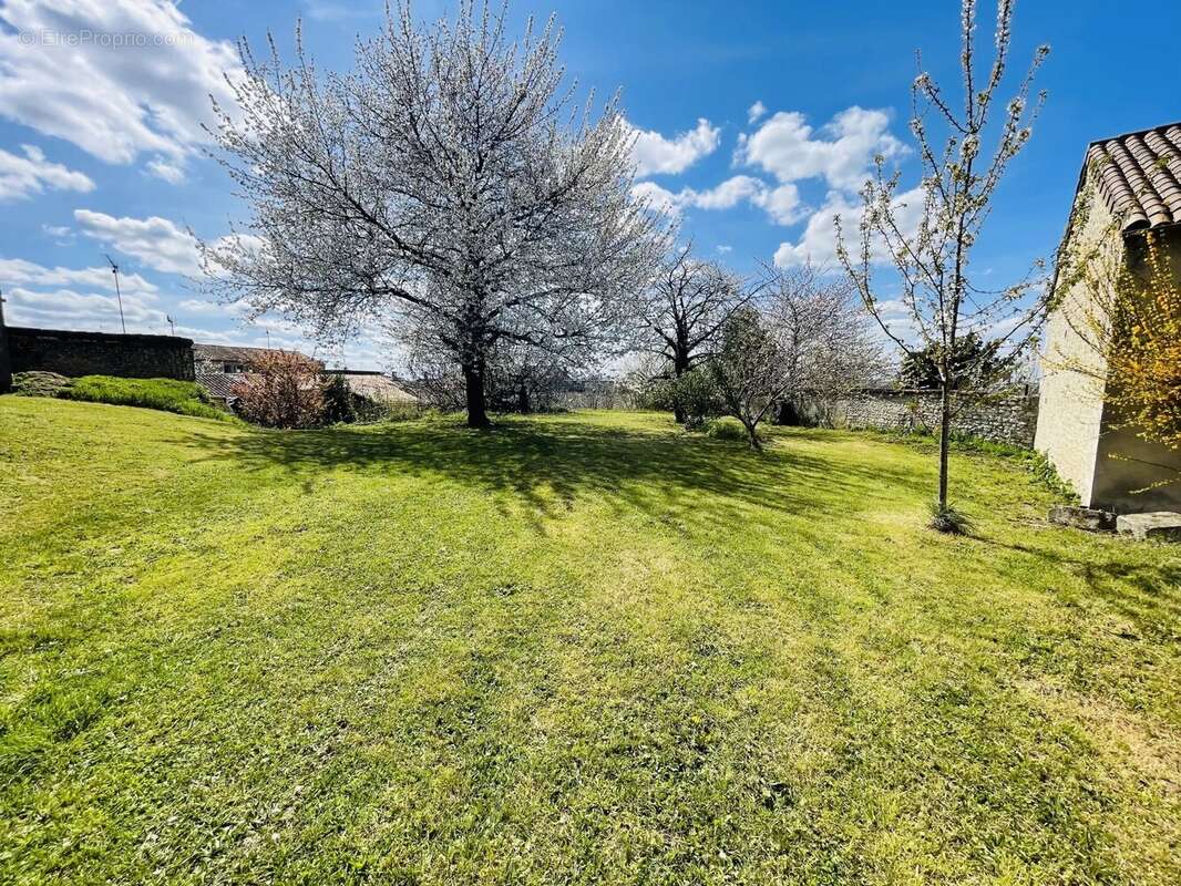 Maison à BARBEZIEUX-SAINT-HILAIRE