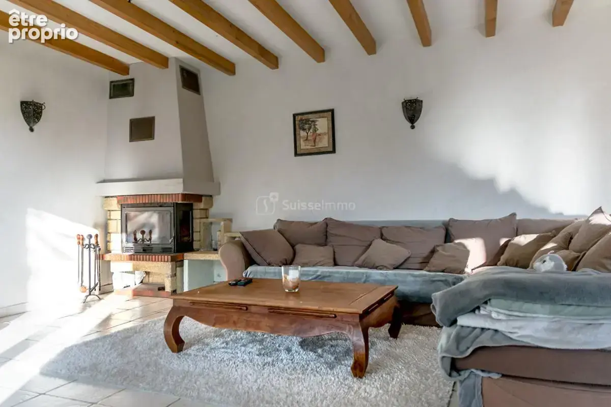 Beaux volumes pour cette maison avec agréable terrain et grande dépendance - photo 5
