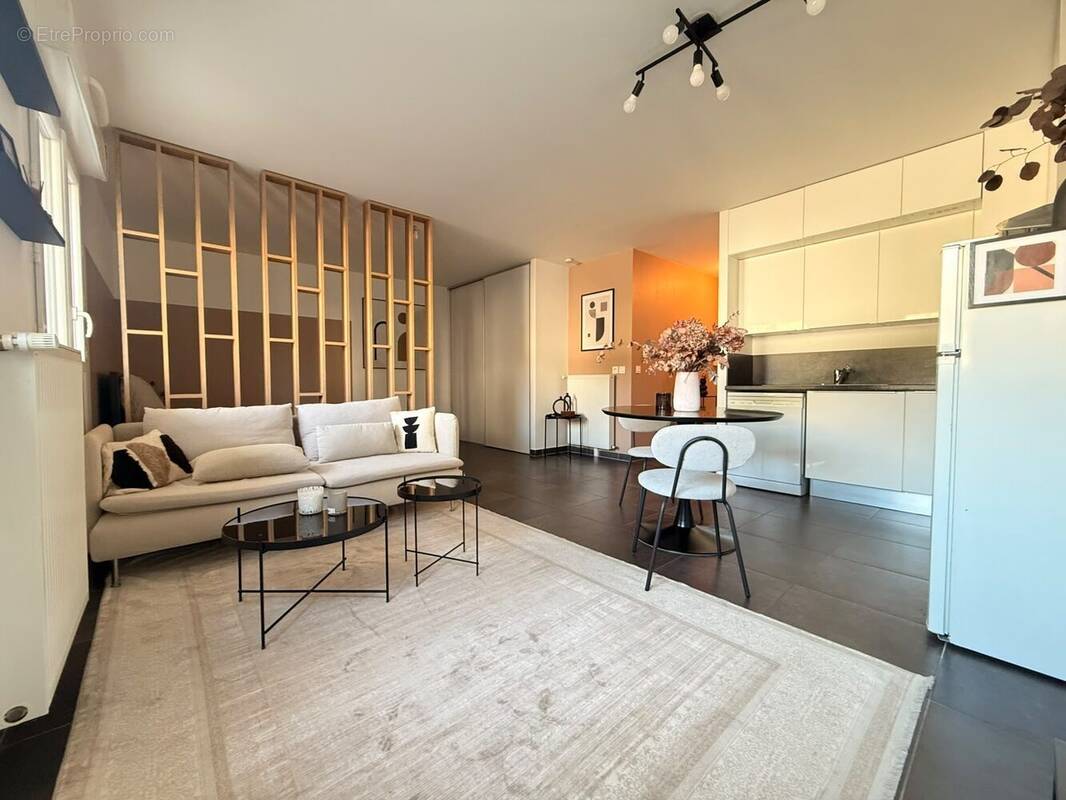 séjour studio-F2 NOISY LE GRAND - Appartement à NOISY-LE-GRAND