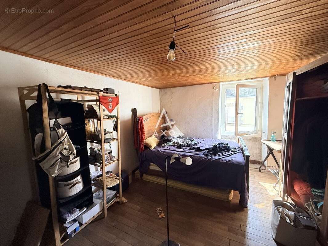 Belle opportunité au cur du bourg  Grande maison de 156 m² avec garage et fort potentiel - photo 3