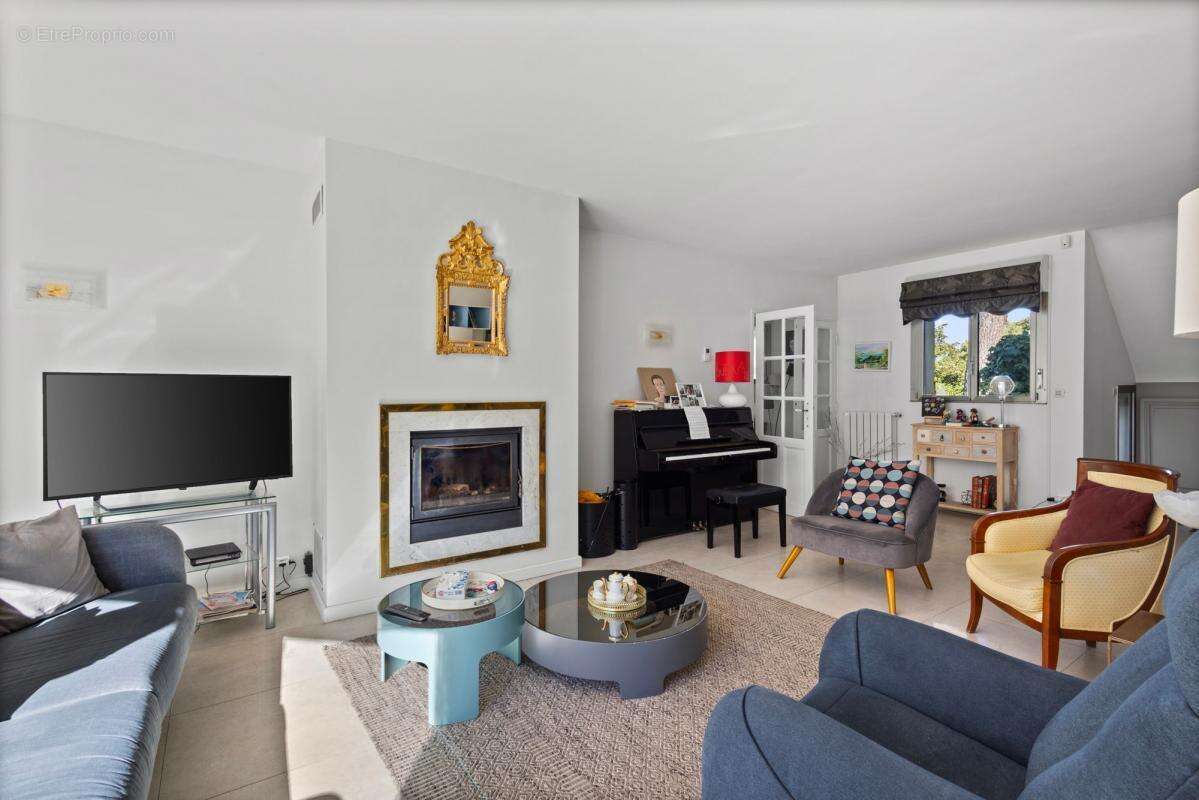 Maison à SAINT-CLEMENT-DE-RIVIERE